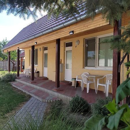 Alenka Hotel Štúrovo Exterior foto