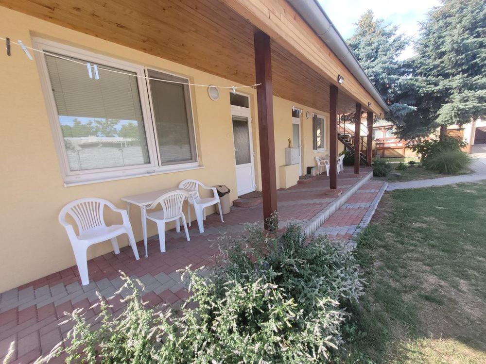 Alenka Hotel Štúrovo Exterior foto