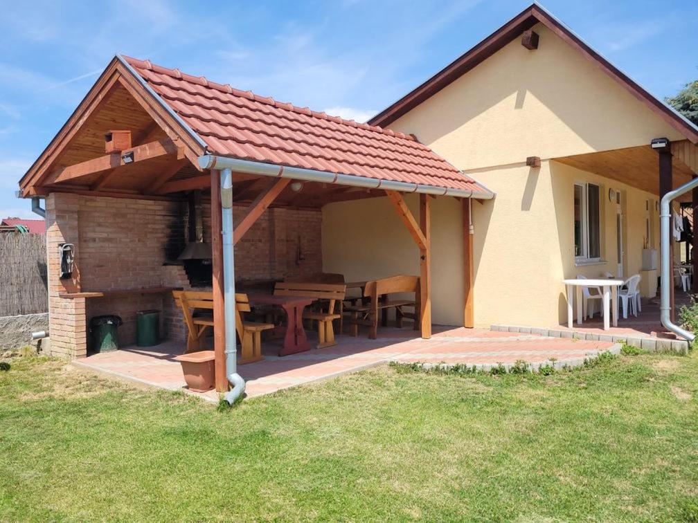 Alenka Hotel Štúrovo Exterior foto