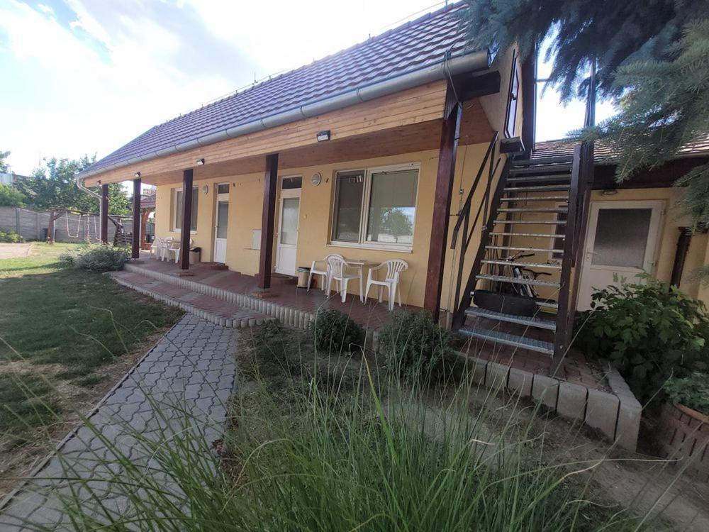 Alenka Hotel Štúrovo Exterior foto