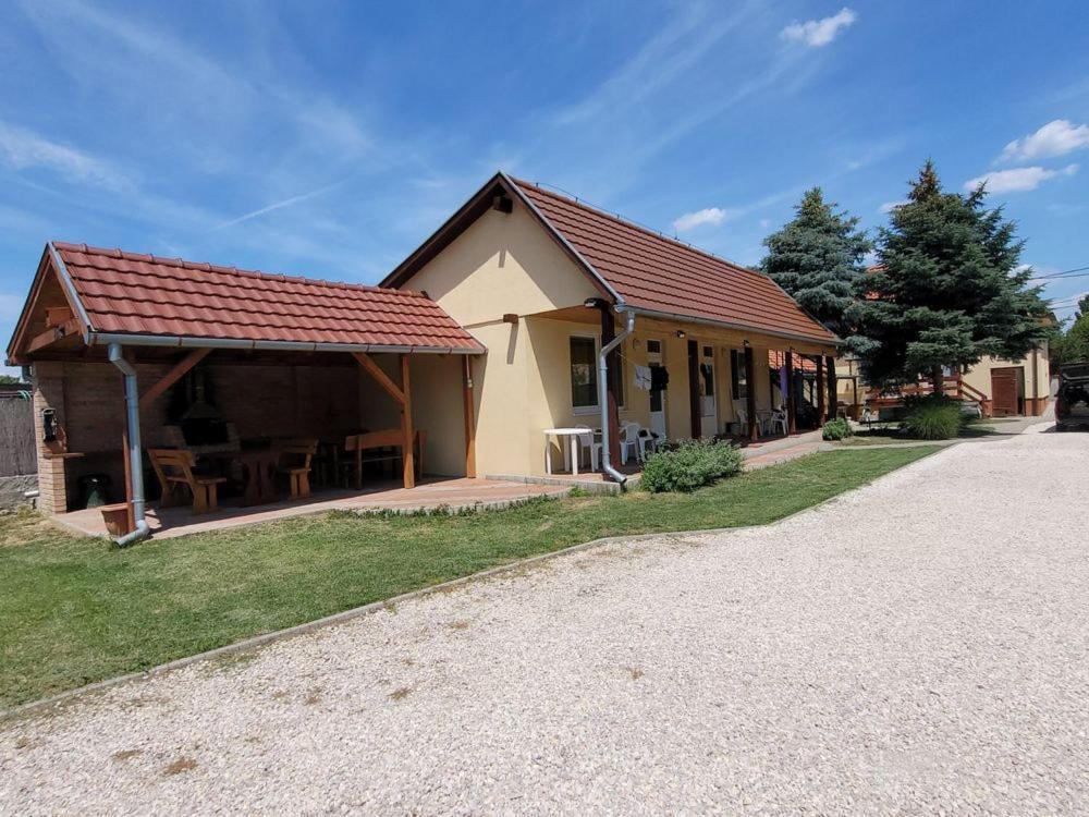 Alenka Hotel Štúrovo Exterior foto